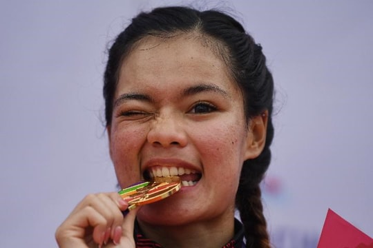 Nữ cuarơ người Indonesia nhịn khát 30km để giành huy chương vàng